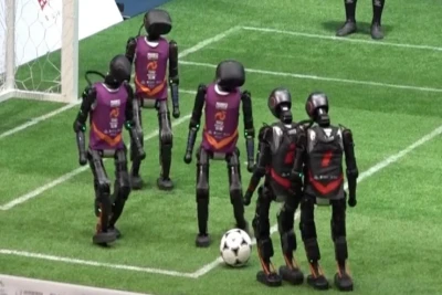 Çində İnsanabənzər Robotların İlk Futbol Turniri Keçirildi - VİDEO