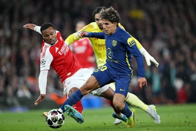 Hakim Simeoneyə qarşı penaltini təyin etməməklə "Arsenal"a kömək edib