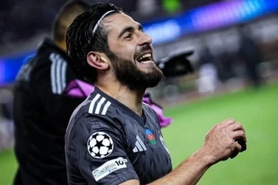 “Qarabağ” və Azərbaycan millisinin futbolçusu Elvin Cəfərquliyev ağır zədədən sonra tribunadan matç izləyir - VİDEO