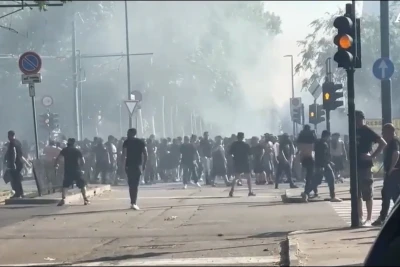 Turin derbisində azarkeşlərin davası matçın startını gecikdirdi