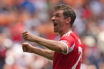 Tomas Müller xeyriyyə məqsədilə xatirə əşyalarını hərraca çıxarıb