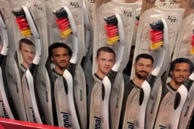 Almaniya milli komandasının futbolçu üzləri ilə diş fırçaları satılır