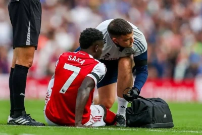 Bukayo Saka dörd həftə yaşıl meydanlardan kənarda qalacaq
