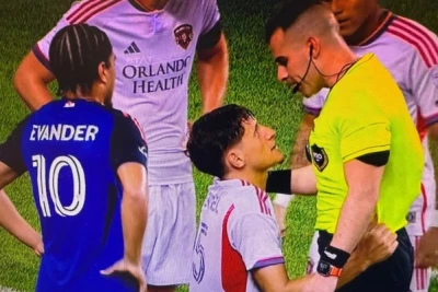 "Orlando"lu futbolçunun hakimin qarşısında diz çökərək yalvarması MLS turunun əsas memi oldu
