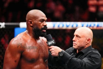 Fanat sabiq MMA çempionu Con Consun portretini ayağına döydürdü