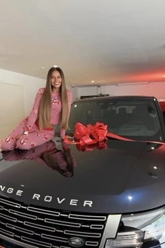 Rafinyadan sevgilisinə bahalı sürpriz: "Range Rover Vogue"