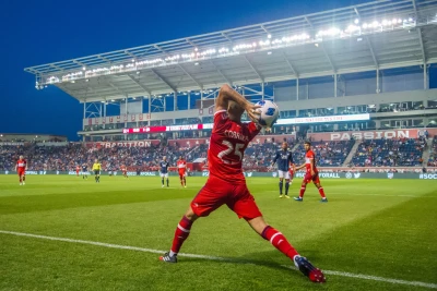 Futbolda vaxt itkisinə qarşı yeni qaydalar müzakirə edilir