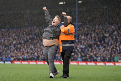 "Portsmut" azarkeşinə meydançaya qaçdığı üçün 2,5 illik stadion qadağası verildi