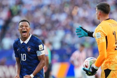Mbappe Paraqvaylı rəqibinə əl uzatmayıb
