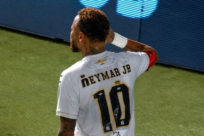 Neymar tənqidçilərinə cavab verib