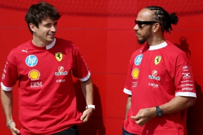 "Ferrari" 2026-cı il üçün yeni yarış kostyumlarını təqdim etdi: Hamilton və Leklerk ağ konturlu dizaynla göründülər