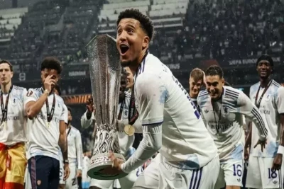 Ceydon Sanço ardıcıl üç mövsümdə üç fərqli Avropa kubokunun finalında oynayan ilk futbolçu olub