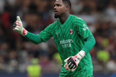 Mike Menyan "Milan" ilə müqaviləsini uzadır