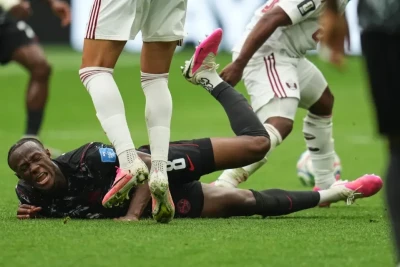 Qətərli futbolçu İsmael Koneyə vurduğu zərbəyə görə üzr istəyib