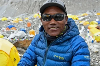 Nepal alpinisti Everest zirvəsini fəth edərək öz rekordunu təzələdi