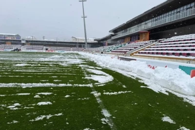"Qəbələ" stadionunu qar örtüyündən təmizləyərək oyun üçün hazır vəziyyətə gətiriblər