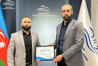 Azərbaycan Üzgüçülük Federasiyası rekordçu Cəmil Əliyevə sertifikat təqdim edib