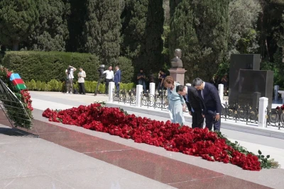 Gənclər və İdman Nazirliyinin əməkdaşları Ümummilli Liderin qəbrini ziyarət ediblər - FOTOLAR