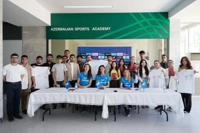 Qadın futbolçularımız azarkeşlərlə imza günündə görüşd&uuml