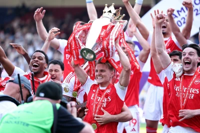 "Arsenal" 22 ildən sonra Premyer Liqa kubokunu qaldırdı