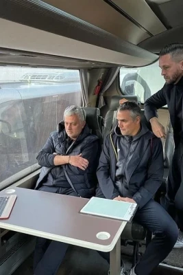Joze Mourinyo "Real" ilə oyunu cəzaya görə avtobusdan izləyib, azarkeşlərlə görüşüb