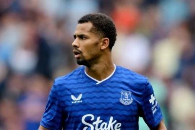 Premyer Liqa nəhəngləri İliman Ndiyayenin arxasınca düşüb