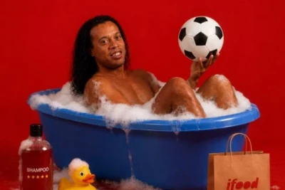 Ronaldinyonun süni intellektlə bağlı yumoristik fotosu