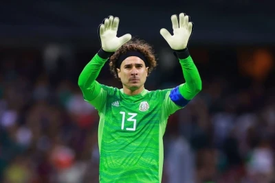 Gilyermo Oçoa futbol karyerasını başa vurub