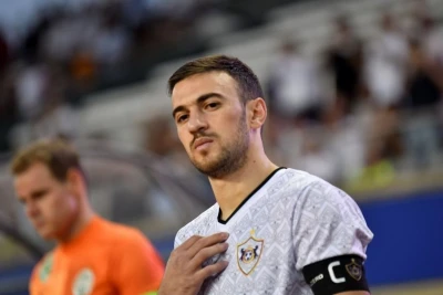 Qara Qarayev futbolçu karyerasını bitirir və məşqçiliyə başlayır