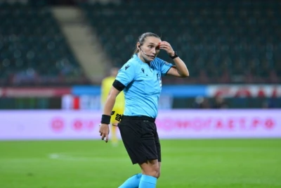 İranlı futbolçu qadın hakimə toxunduğu üçün meydandan qovuldu