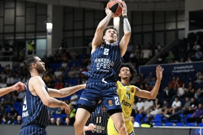 "Anadolu Efes" "Makkabi Tel-Əviv"i məğlub etdi: Loyd komandanın bombardiri oldu