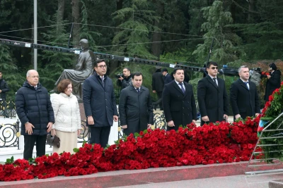 Gənclər və İdman Nazirliyi Heydər Əliyevin və Zərifə Əliyevanın xatirəsini yad etdi - FOTO