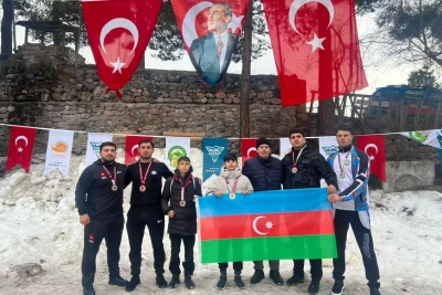 Naxçıvan güləşçiləri Türkiyədəki "Veliköy Qarüstü Qaraqucaq Güləşi Festivalı"nda medallarla qayıdıblar - FOTO