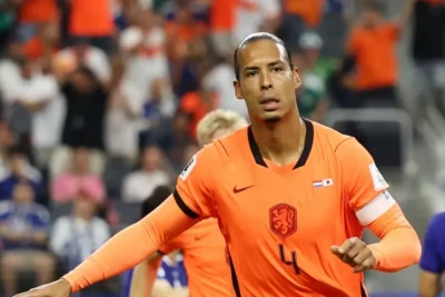 Vircil van Deyk Niderland - Yaponiya matçında ən yaxşı olan futbolçu