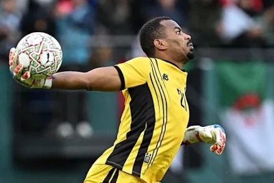 Sudan qapıçısı Monqed Abuzeyd matçda huşunu itirdi, amma oyunu davam etdirdi - FOTO