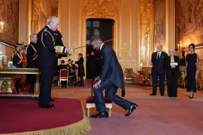 III Çarlz Devid Bekhemə cəngavər titulu verib - FOTO