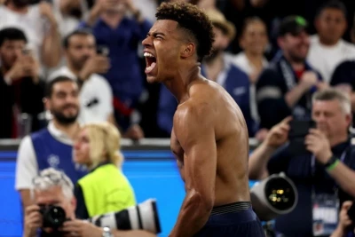 Dezire Dueyə "İlin ən yaxşı gənc futbolçusu" mükafatı təqdim edildi və onun çıxışı