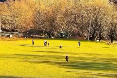 Vəndamlı uşaqların sadə meydançadakı futbol sevgisi