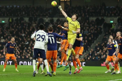 Qari Nevill: "Tottenhemin Premyer Liqanı tərk etməsi liqa üçün çox yaxşı olardı"