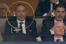 FIFA Rəsmisi Tribunada Yatıb