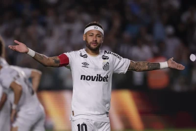 Neymar Santos klubunun stadion örtüyünü sərt tənqid etdi