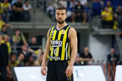 "Fənərbağça"nın kapitanının sürücülük vəsiqəsi əlindən alınıb