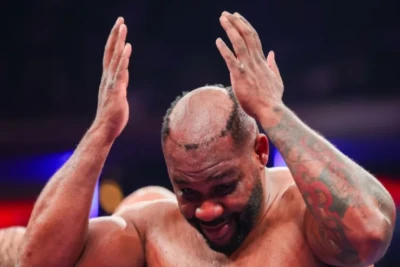 Boksçu Carrell Miller döyüşdə parikini itirdi, sonra qələbə sevincindən onu tribunaya atdı