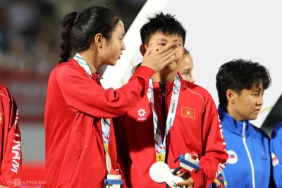 Qadın futbolçu hakimin səhvi ucbatından qızıl medalı itirdiyinə görə kədərlənir