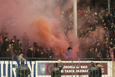 Azarkeşlər "boz qurdlar"ı 2000 ziyana saldı