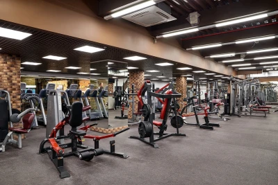 Məşqçinin üzünə 100 kiloqramlıq ştanq düşdü: Moskvaətrafı zalda qorxunc anlar