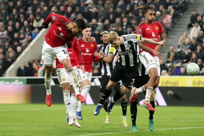 İngiltərə Premyer Liqası: "Nyukasl" azlıqda "Mançester Yunayted"i məğlub etdi, "Çelsi" "Aston Villa"nı darmadağın etdi