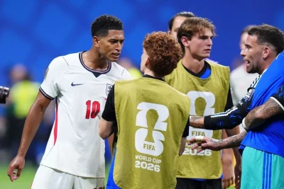Cud Bellinqem Argentinalı futbolçuya arxadan zərbə vurub