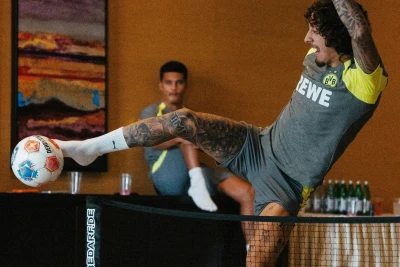 Borussiya futbolçuları Bakıda futbol-tennis oynadı