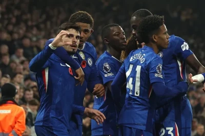 Liam Rosenior "Çelsi" ilə müqavilə bağlamaq üçün Londona gəlib